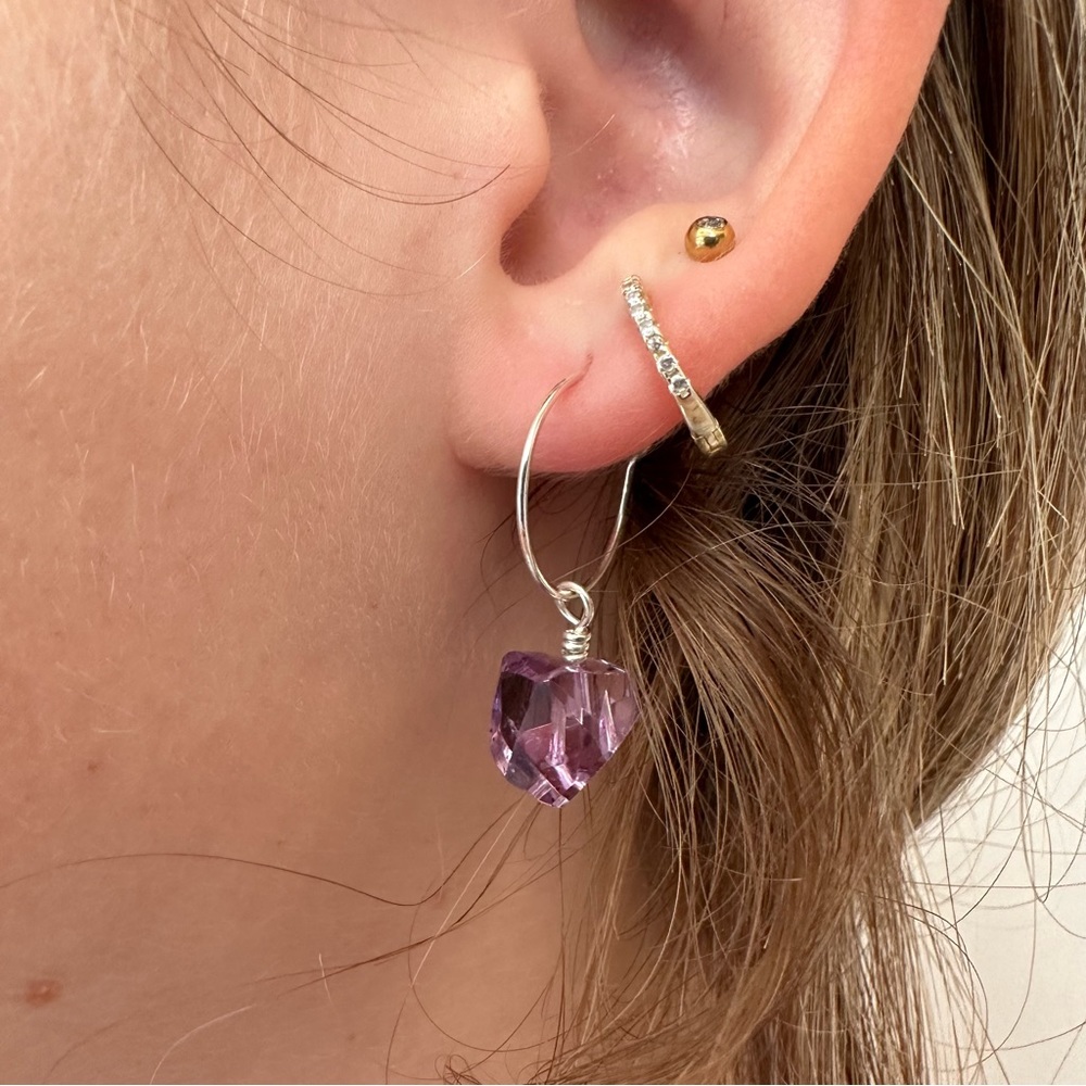 Polished Amethyst Hopp Earrings